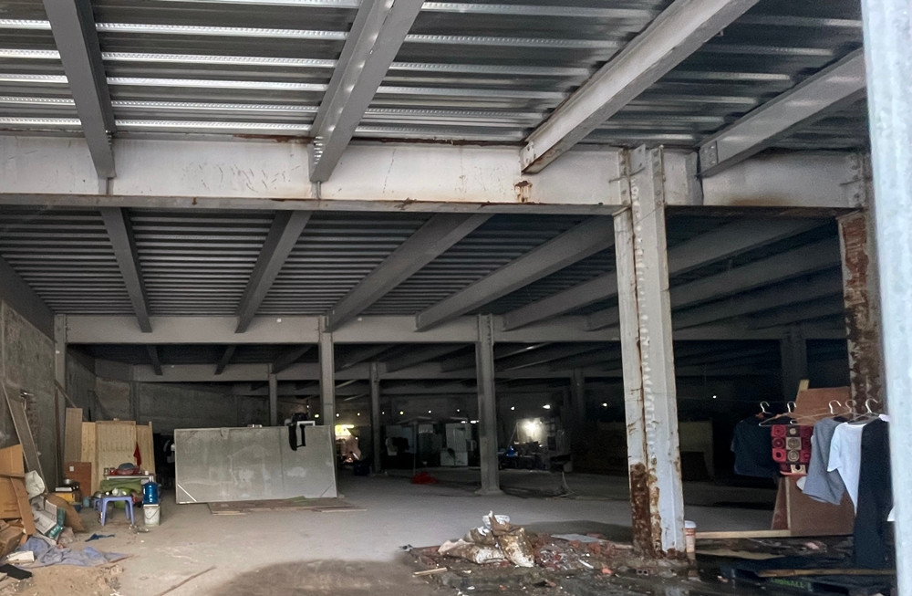 Bên trong công trình có bảo vệ trông nom và một số công nhân thuê ở. Đến chiều cùng ngày, họ bắt đầu thu dọn đồ đạc rời đi.