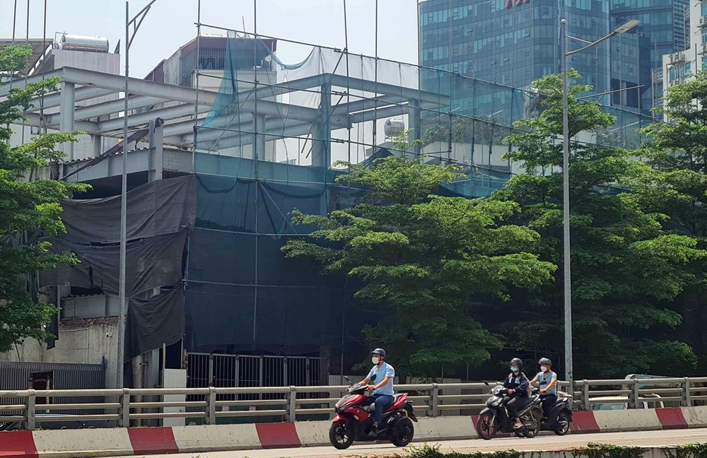 Liên quan đến công trình không phép này, Công an Hà Nội đang tiếp tục điều tra mở rộng làm rõ trách nhiệm của bị can Chử Mạnh Hùng và các đối tượng liên quan khác.