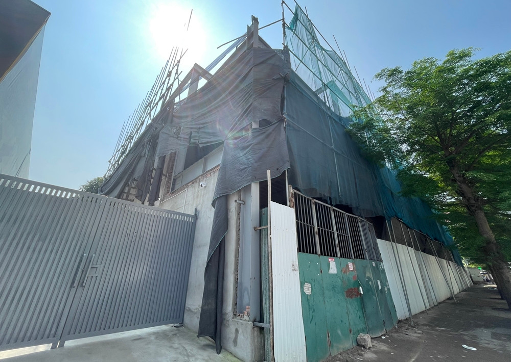 Một số người dân xung quanh cho biết, công trình đã tạm dừng thi công từ lâu. Thời điểm trưa 16/4, cửa ra vào công trình vẫn khóa chặt.