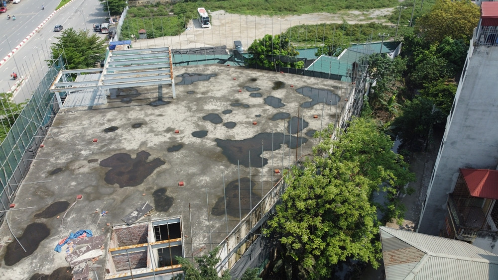 Ghi nhận của PV ngày 16/4 cho thấy, công trình xây dựng cao 2 tầng, thiết kế hệ thống khung thép, dầm chịu lực lớn. Dù vậy, nhiều hạng mục vẫn xây dang dở, chưa hoàn thiện.