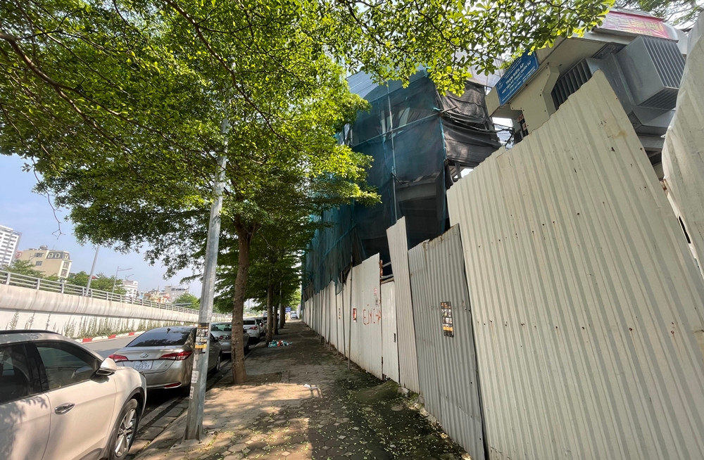 Phần tôn quây công trình "ôm gọn" cả một trạm biến áp ngay cạnh.