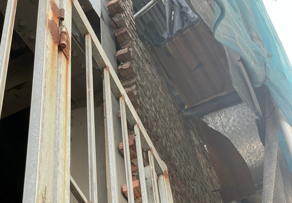 Do tạm dừng thi công từ lâu nên một số hạng mục của công trình có dấu hiệu bị xuống cấp, hoen rỉ.