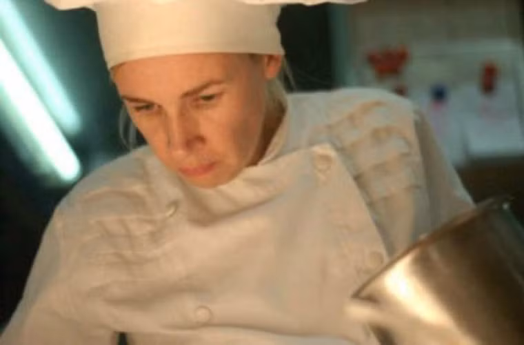 Cho tới gần đây, nữ giới đều không được phép đứng bếp làm món sushi bởi vì mọi người cho rằng, dầu tóc và các mỹ phẩm của chị em sẽ làm ảnh hưởng tới hương vị của món sushi.