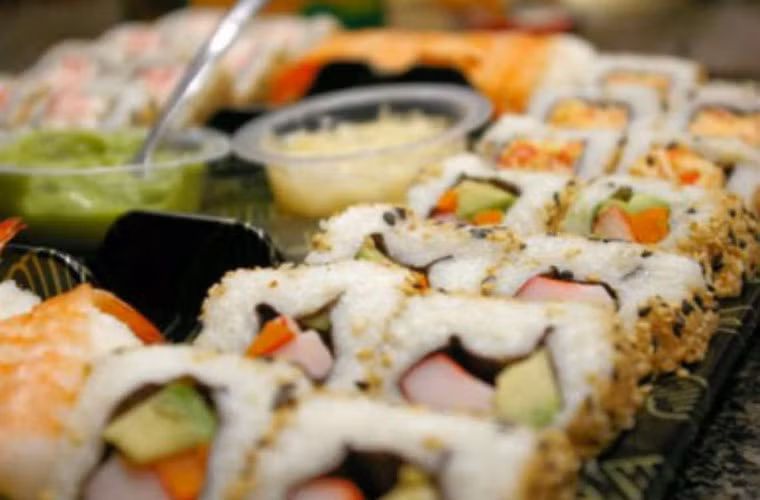 Theo truyền thống, các đầu bếp ở Nhật Bản và Mỹ thường không sử dụng các loại cá nuôi trái mùa để làm món sushi. Cá chính mùa sẽ mang lại hương vị ngon nhất cho thực khách.