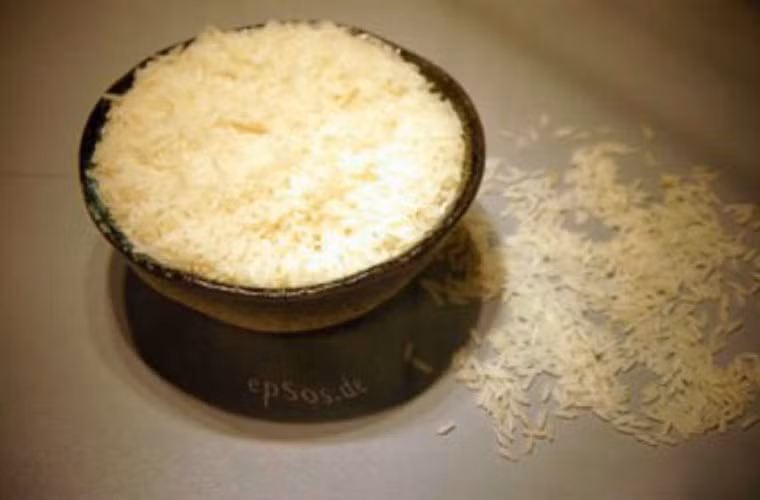 Sushi có thể được làm bởi gạo trắng hoặc nâu và cá đã chế biến hoặc cá tươi sống.