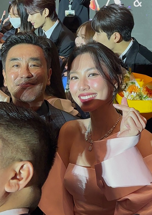 Hoa hậu Hòa bình Quốc tế 2021 gặp mặt diễn viên Ryu Seung Ryong.