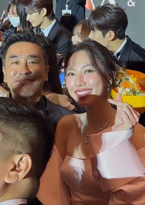 Hoa hậu Hòa bình Quốc tế 2021 gặp mặt diễn viên Ryu Seung Ryong.