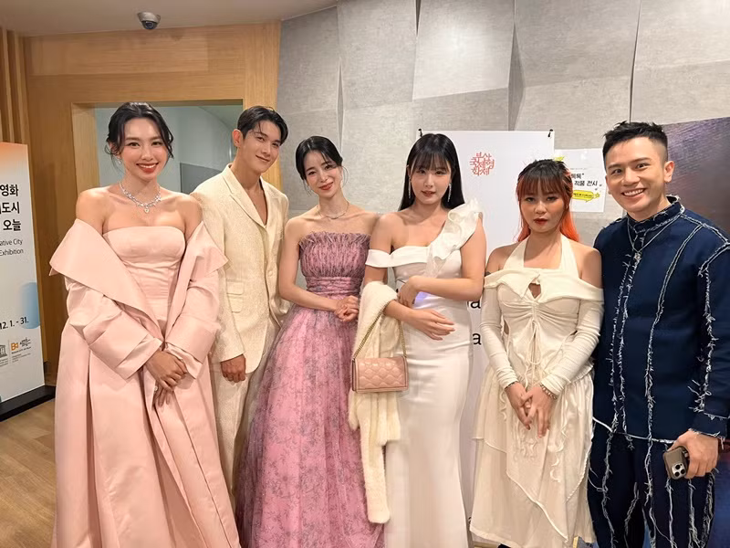 Chia sẻ về Lim Ji Yeon, Thùy Tiên cho biết, khác với hình ảnh sắc sảo trong phim, nữ diễn viên bên ngoài vô cùng dễ thương và dịu dàng.