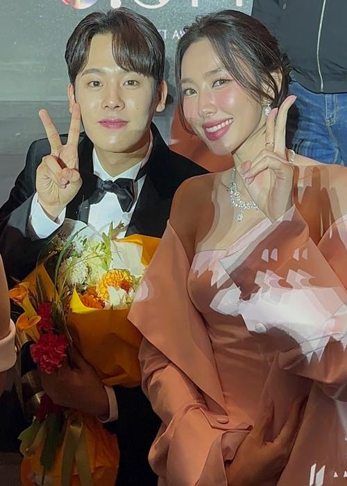 Thùy Tiên chụp ảnh kỷ niệm cùng Lee Jung Ha - nam diễn viên đóng phim Moving - Đội thiếu niên siêu đẳng.