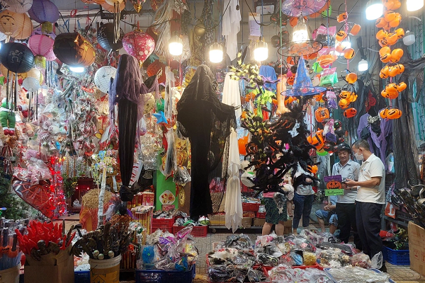 Doanh thu 4 triệu/ngày, tiểu thương bán hàng Halloween vẫn than… ế Doanh thu 4 trieu/ngay, tieu thuong ban hang Halloween van than… e
