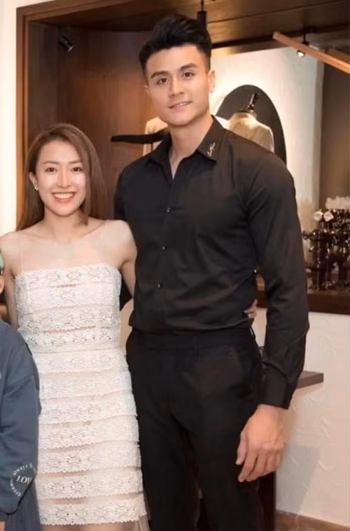 Nửa kia của Vĩnh Thụy lộ mặt. Cô được khen ngợi sở hữu nhan sắc xinh đẹp. Ảnh: Saostar.