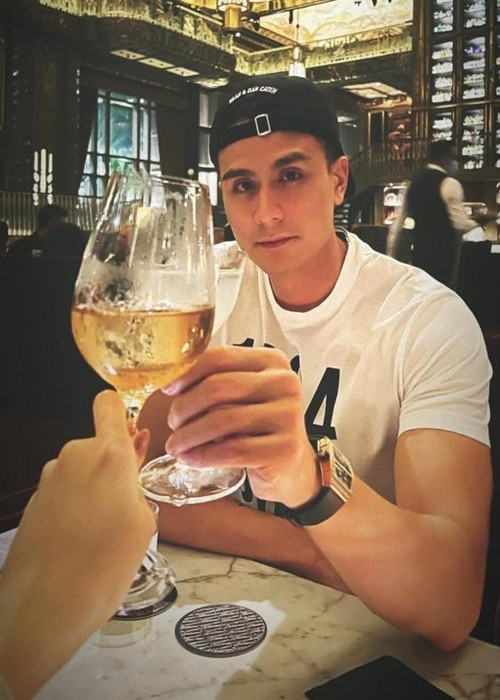 Sau khi du học tại Singapore, D.H về Việt Nam phát triển sự nghiệp kinh doanh. Ảnh: FBNV.