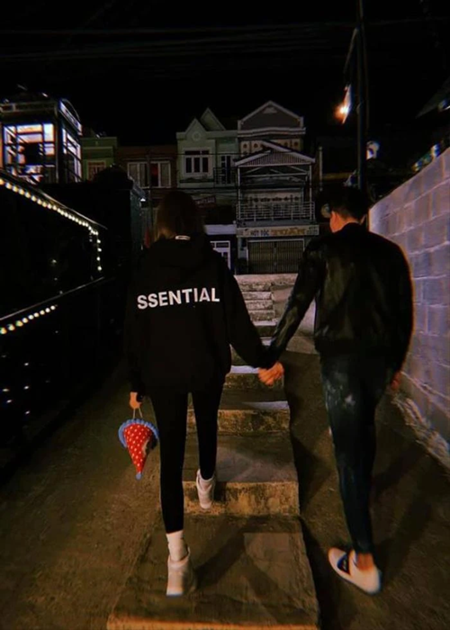 Cặp đôi nắm tay nhau tình tứ khi đi dạo. Ảnh: Saostar.