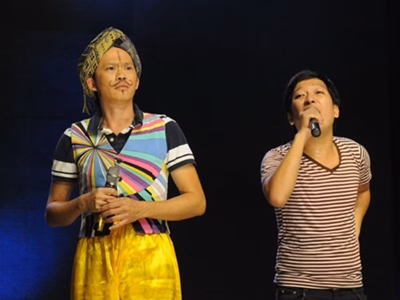 Hoài Linh xuất thân là một vũ công. Anh dần lấn sân sang sân khấu. Khi sang Mỹ, Hoài Linh cộng tác với danh hài Vân Sơn rồi bắt đầu nổi lên trong giới hài kịch. Sau đó, khi trở về nước hoạt động nghệ thuật, Hoài Linh trở thành cây hài ăn khách của Sân khấu Nụ cười mới. Ảnh: Zing.