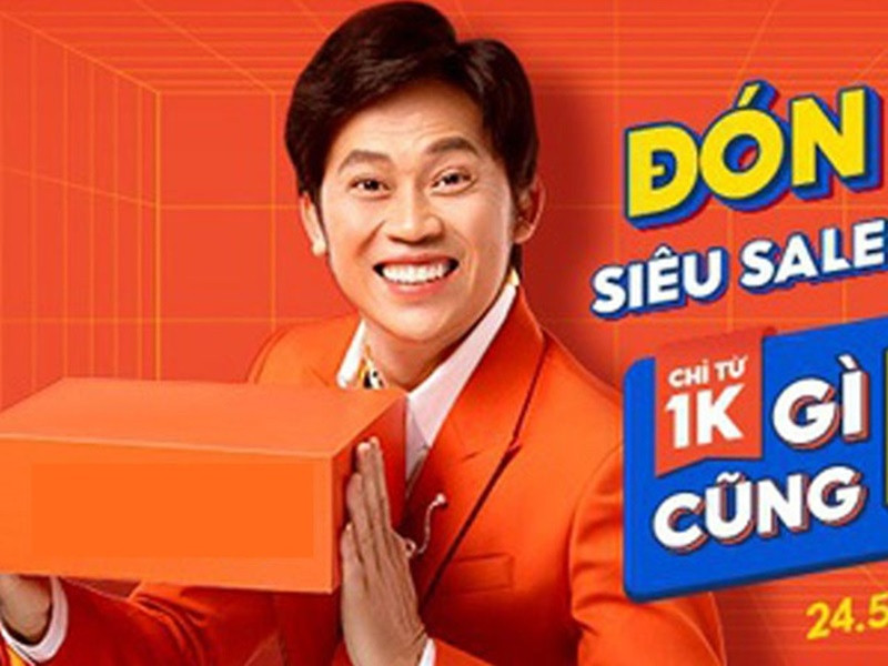 Ồn ào từ thiện năm 2021 ảnh hưởng đến tên tuổi của Hoài Linh. Thời điểm lùm xùm, anh bị một sàn thương mại điện tử và một thương hiệu dầu ăn, mì gói bỏ hình ảnh khỏi chiến dịch quảng cáo. Ảnh: Saostar.