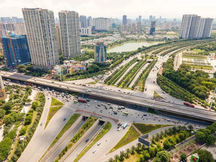 Hầm chui Trung Hòa được thông xe năm 2016, đây là một trong những nút giao thông đa tầng hiện đại bậc nhất Thủ đô, cửa ngõ phía Tây của Hà Nội kết nối với các tỉnh vùng núi phía Bắc.