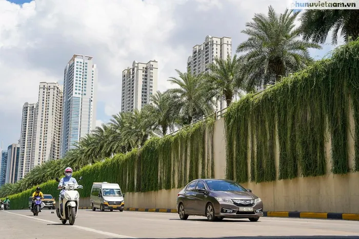 Ban ngày khi lưu thông qua đây, người tham gia giao thông cảm nhận được sự trong lành, mát mẻ, không còn vẻ oi nóng như lưu thông trên đường Trần Duy Hưng.