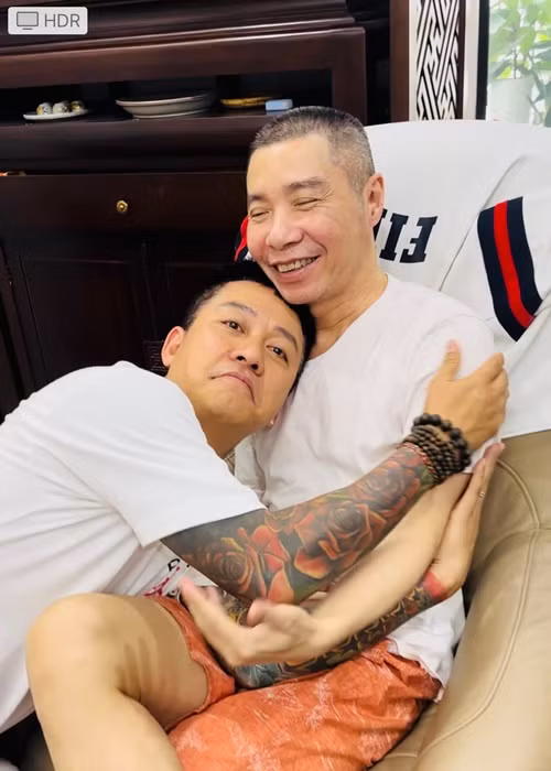 Thi thoảng, các nghệ sĩ đến thăm Công Lý. Gần đây, Ngọc Hà chia sẻ hình ảnh ca sĩ Tuấn Hưng cùng vợ đến thăm Công Lý. Ảnh: FBNV.