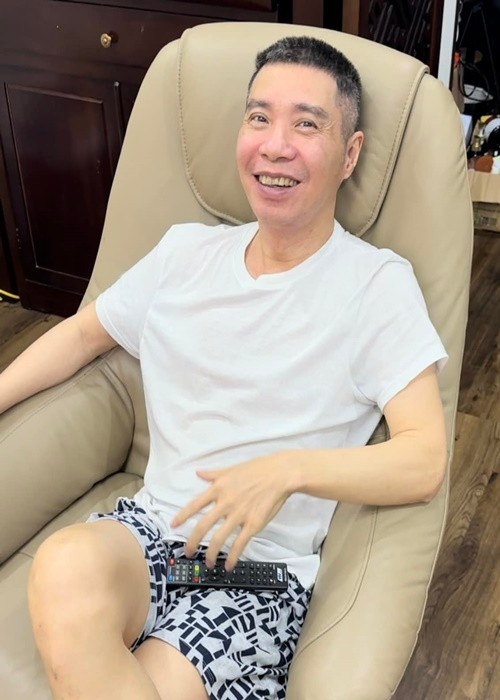 Bà xã Công Lý chia sẻ về tình nghệ sĩ: "Thực sự, cái thăm hỏi chỉ là hình thức, còn thân dành cho nhau mới trân quý. Có thể, với nhiều người cũng thấy Công Lý - Tuấn Hưng, hay anh Bằng Kiều không phải mối quan hệ "tụ tập, ăn uống thường xuyên". Nhưng ở đây, chính là tình nghệ sĩ dành cho nhau. Khi anh Lý nhập viện anh Tuấn Hưng cũng hỏi, anh Lý ổn không, có vấn đề gì không. Hay anh Bằng Kiều nhắn nhủ khó khăn thế nào em cứ nói". Ảnh: FBNV.