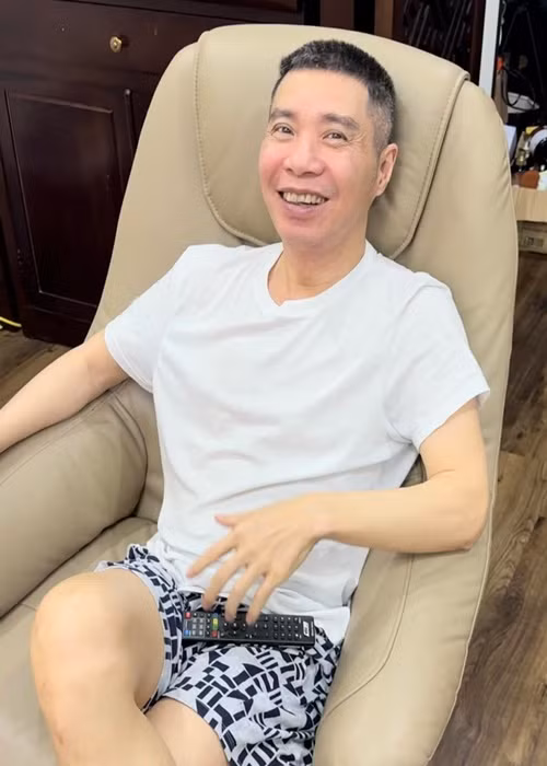 Bà xã Công Lý chia sẻ về tình nghệ sĩ: "Thực sự, cái thăm hỏi chỉ là hình thức, còn thân dành cho nhau mới trân quý. Có thể, với nhiều người cũng thấy Công Lý - Tuấn Hưng, hay anh Bằng Kiều không phải mối quan hệ "tụ tập, ăn uống thường xuyên". Nhưng ở đây, chính là tình nghệ sĩ dành cho nhau. Khi anh Lý nhập viện anh Tuấn Hưng cũng hỏi, anh Lý ổn không, có vấn đề gì không. Hay anh Bằng Kiều nhắn nhủ khó khăn thế nào em cứ nói". Ảnh: FBNV.