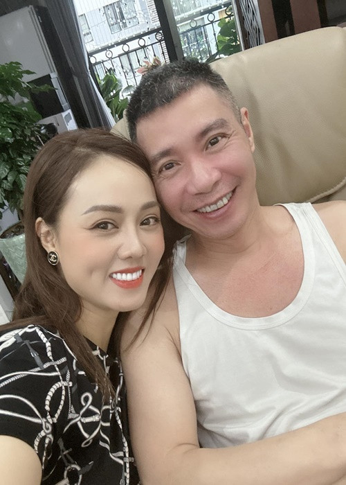 Bà xã Công Lý đáp lại: “Em cảm ơn cả nhà! Anh Lý may ngã không sao ạ! Xước tay chút xíu thôi. Anh Lý chỉ tủi thân vì sức khỏe của mình nên mong manh”. Ảnh: FBNV.