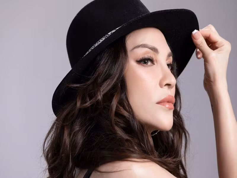  Ca sĩ Thanh Hà vừa bức xúc cho biết, cô bị người quản lý chiếm đoạt tiền. Để giải quyết sự việc, Thanh Hà sẽ nhờ luật sư.