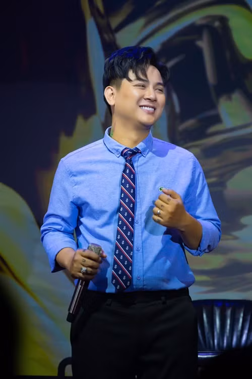 Hoài Lâm hiện tại tích cực đi hát. Ảnh: FBNV.