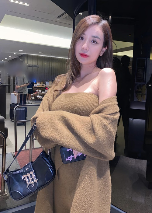 Bảo Ngọc nuôi hai con gái, không nhận trợ cấp từ chồng cũ. Trong việc chăm sóc con gái, cô được mẹ đẻ hỗ trợ. Vợ cũ Hoài Lâm luôn tỏ ra lạc quan, vui vẻ, không hề bi lụy. Ảnh: FBNV.