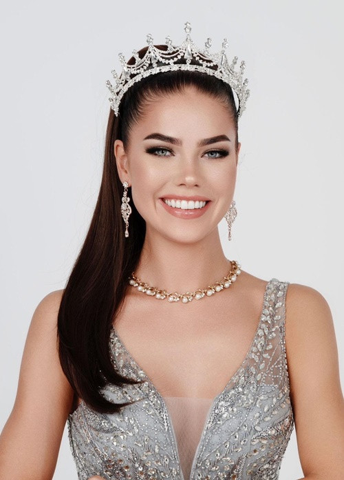 Karolin Kippasto giành vương miện Miss Grand International Estonia 2018 và lọt top 10 Miss Tourism International 2019. Năm 2021, cô đăng quang Miss World Estonia. Năm 2022, thi Miss World-- Hoa hậu Thế giới, cô trượt top 40. Nhiều khán giả đặt kỳ vọng Karolin sẽ mang về vương miện Miss International 2023 cho nhan sắc Estonia.