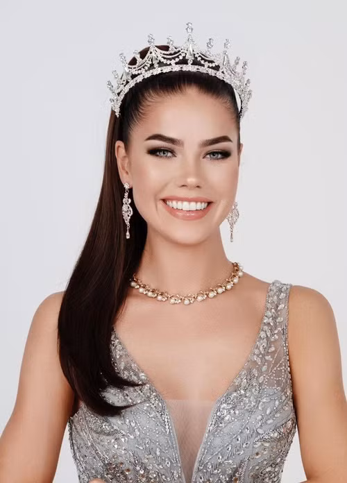 Karolin Kippasto giành vương miện Miss Grand International Estonia 2018 và lọt top 10 Miss Tourism International 2019. Năm 2021, cô đăng quang Miss World Estonia. Năm 2022, thi Miss World-- Hoa hậu Thế giới, cô trượt top 40. Nhiều khán giả đặt kỳ vọng Karolin sẽ mang về vương miện Miss International 2023 cho nhan sắc Estonia.