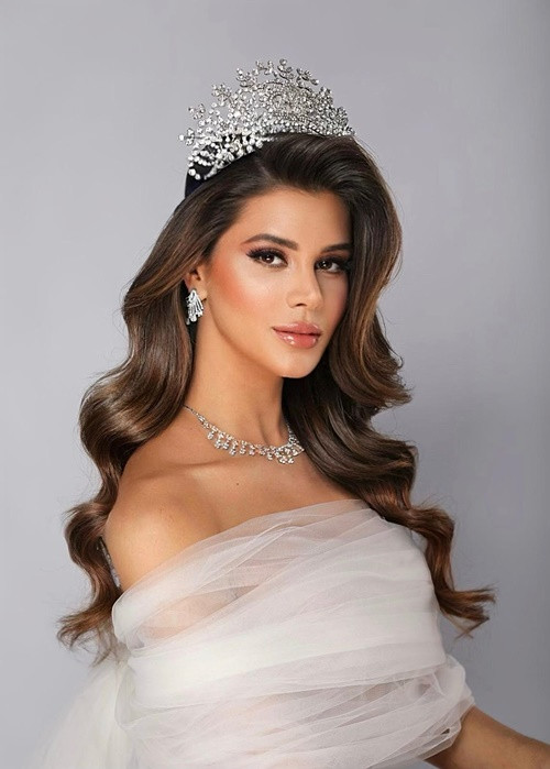 Một trong số đối thủ của Phương Nhi là Yamilex Hernandez - đại diện CH Dominica. Cô sở hữu nhan sắc tựa nữ thần.