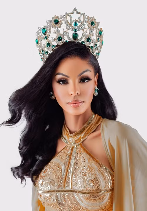 Teresa Sara đến từ Angola, là cử nhân ngành luật. Cô từng tham gia Miss Grand International 2022 - Hoa hậu Hòa bình Quốc tế 2022 nhưng không lọt top.