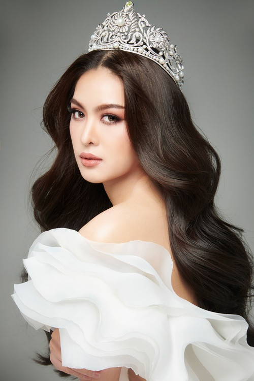 Supaporn Ritthipruek - đại diện Thái Lan cũng khiến Phương Nhi phải “dè chừng”. Supaporn đăng quang Miss International Thailand 2023. Trước đó, cô giành ngôi vị á hậu 1 cuộc thi Miss Universe Thailand 2017 - Hoa hậu Hoàn vũ Thái Lan 2017.