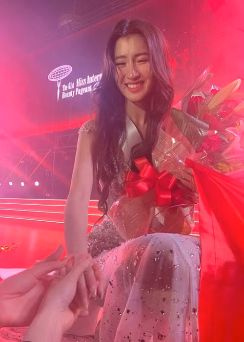 Phuong Nhi bat khoc sau chung ket Miss International 2023