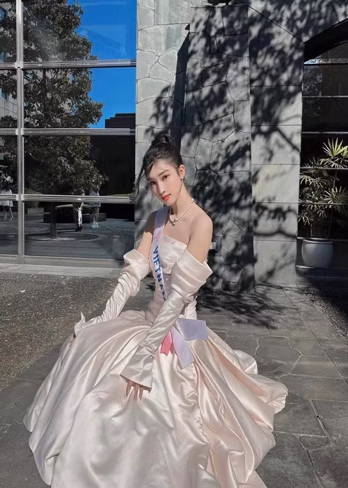 Trước chung kết, Phương Nhi chia sẻ trên Dân Việt, điều khó khăn nhất của cô khi "chinh chiến" ở Nhật Bản là ngoài việc phải tự trang điểm, làm tóc với thời gian không nhiều thì còn phải tự tháo lắp và xử lý cho phần thi Quốc phục. Ảnh: FBNV.