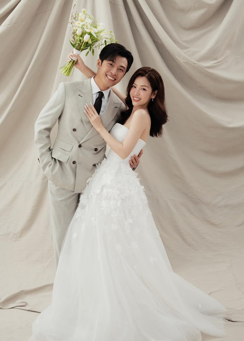 Trước đó, cặp đôi tung bộ ảnh cưới chụp cùng 19 nghệ sĩ. Ảnh: FBNV.