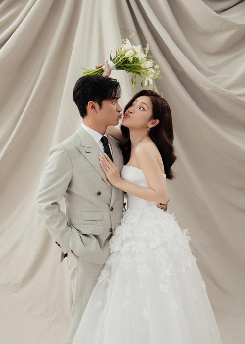 Đôi uyên ương tình tứ trong bộ ảnh cưới. Ảnh: FBNV.