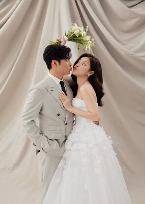 Đôi uyên ương tình tứ trong bộ ảnh cưới. Ảnh: FBNV.