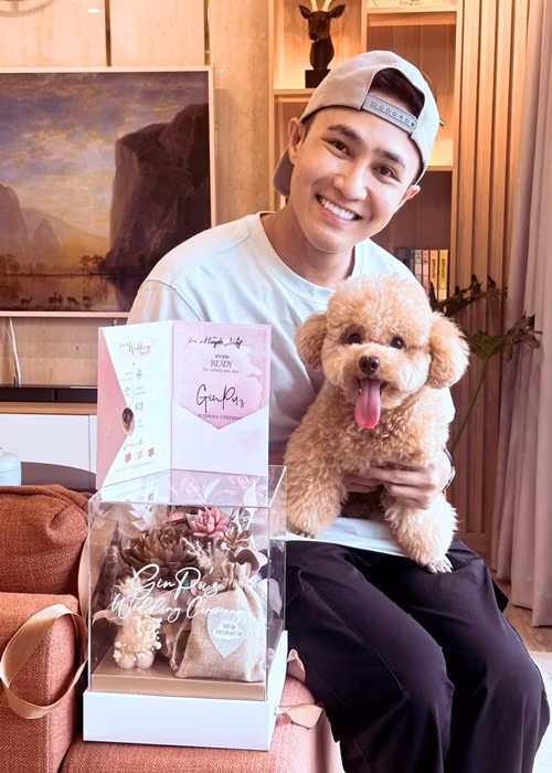 Huỳnh Lập cho biết, anh rất ấn tượng với set thiệp cưới của vợ chồng Puka. Ảnh: FBNV.