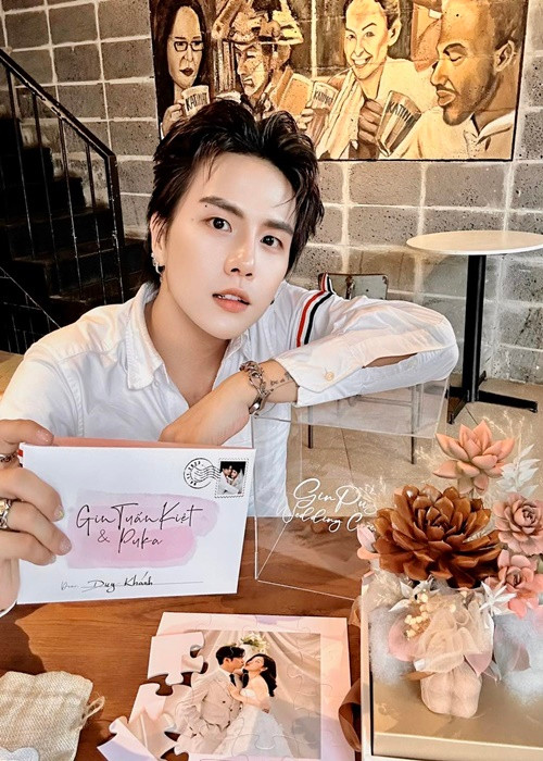 Set thiệp cưới gồm tấm thiệp, hoa sen đá, nến thơm, các mảnh ghép tạo thành ảnh cưới. Ảnh: FBNV.