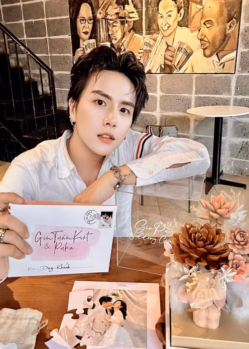 Set thiệp cưới gồm tấm thiệp, hoa sen đá, nến thơm, các mảnh ghép tạo thành ảnh cưới. Ảnh: FBNV.