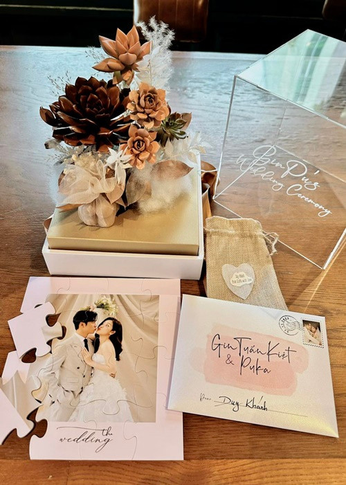 Hai diễn viên Duy Khánh và Huỳnh Lập vừa khoe nhận được thiệp cưới của Puka - Gin Tuấn Kiệt. Ảnh: FBNV.