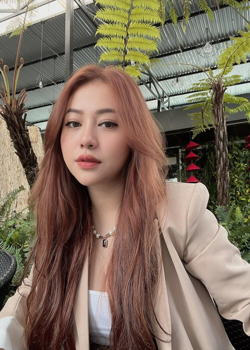 MiA và Triệu Vương làm đám cưới vào năm 2019. Cách đây ít năm, nữ ca sĩ chia sẻ, cô chưa muốn sinh con bởi bản thân vẫn còn nhiều ước mơ chưa thực hiện. Phía chồng trẻ của MiA mong sớm có con nhưng muốn để cho nữ ca sĩ quyết định vì anh biết nếu có con, cô phải hy sinh rất nhiều. Khi thấy chồng trân trọng cuộc hôn nhân, MiA quyết định sẽ sinh con.