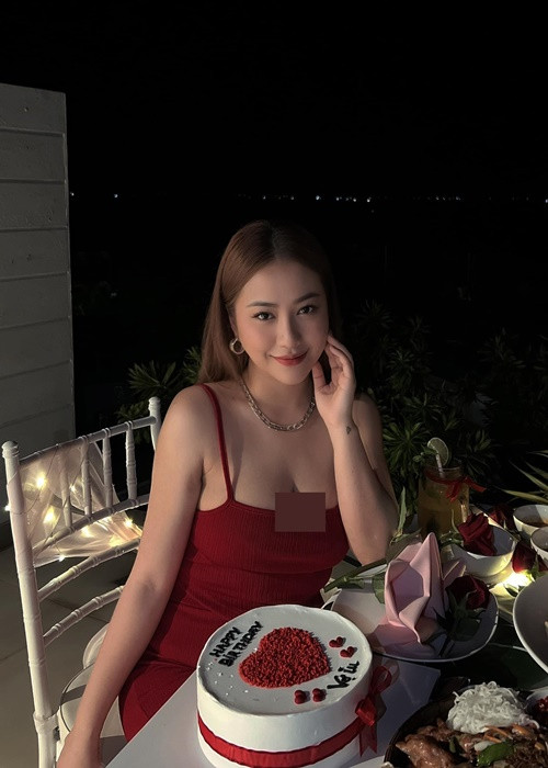 Mia diện váy hai dây khoe vóc dáng gợi cảm sau 6 tháng sinh nở.