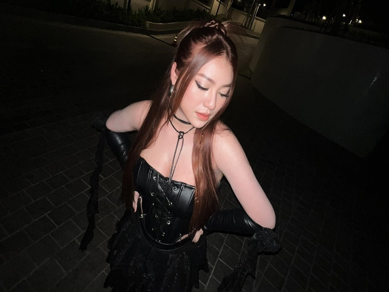 Vóc dáng của Mia quyến rũ không khác thời son rỗi.