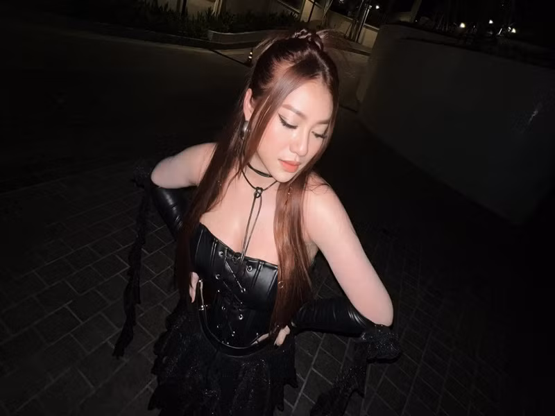 Vóc dáng của Mia quyến rũ không khác thời son rỗi.