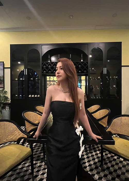 Mia chuộng mặc trang phục bó sát.