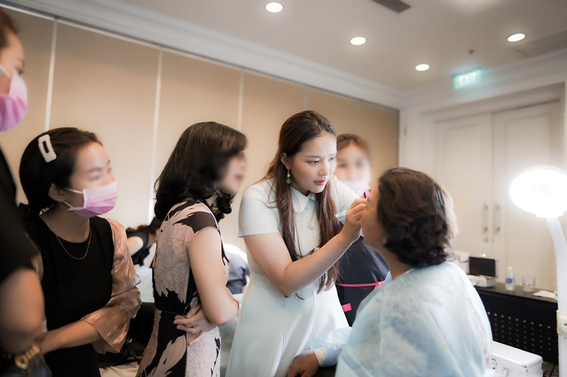 Nữ người mẫu có cửa hàng đồ khô, cơ sở làm đẹp, cửa hàng mỹ phẩm.