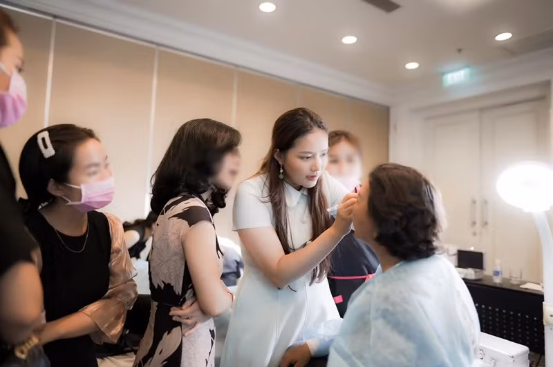 Nữ người mẫu có cửa hàng đồ khô, cơ sở làm đẹp, cửa hàng mỹ phẩm.