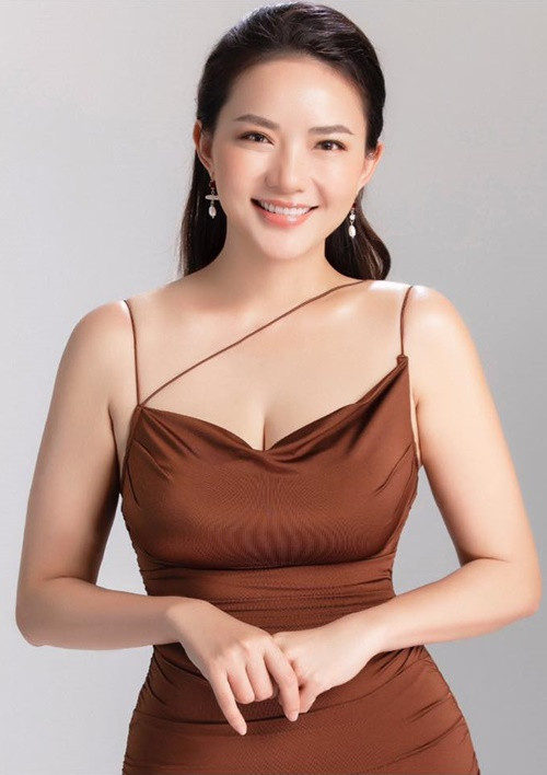 Về thu nhập, cô chia sẻ trong cuộc phỏng vấn với Arttimes: “Tôi chưa bao giờ biết chính xác là mình có thu nhập mỗi tháng bao nhiêu tiền đâu. Vì thu nhập có từ nhiều nguồn, mình đâu thể nào ngồi đếm được. Tôi nghĩ đến một lúc nào đó mình sẽ làm việc vì mình thích, vì mình phải làm, mình muốn làm chứ không phải mình làm việc vì để kiếm được bao nhiêu tiền. Hơn nữa, có những món đầu tư không thể tính bằng tháng được, nhất là bất động sản về du lịch như vợ chồng tôi đang làm, phải tính từ 5 năm, 10 năm. Có nhiều khi, tháng không có lấy đồng nào, toàn phải chi ra. Cho nên, thu nhập cụ thể thật sự không tính được”.